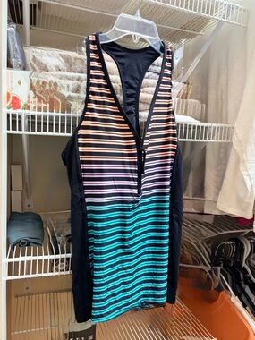 NWT BRAND IS BEACH HOUSE BATHING SUIT TOP WITH ZIPPER, COLOR BLACK MULTI SIZE 14